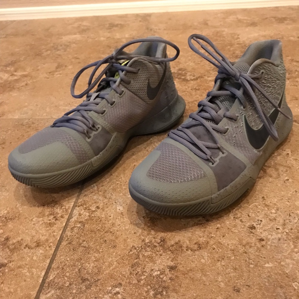 Gray hightop Nike Kyrie 3’s